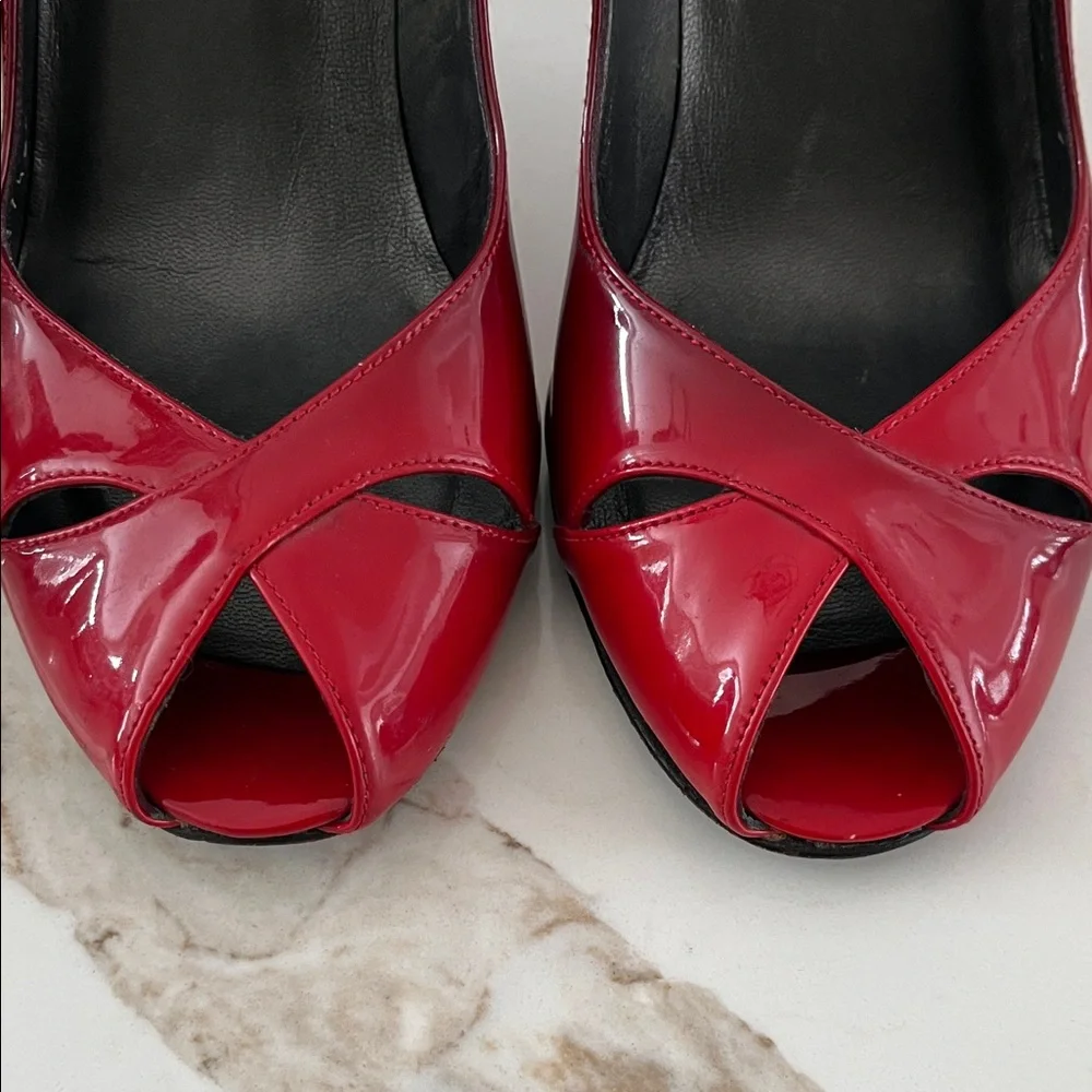 Elegant Ombré Red Stuart Weitzman patent leather peep-Toe 4” Heels - Picture 3 of 10